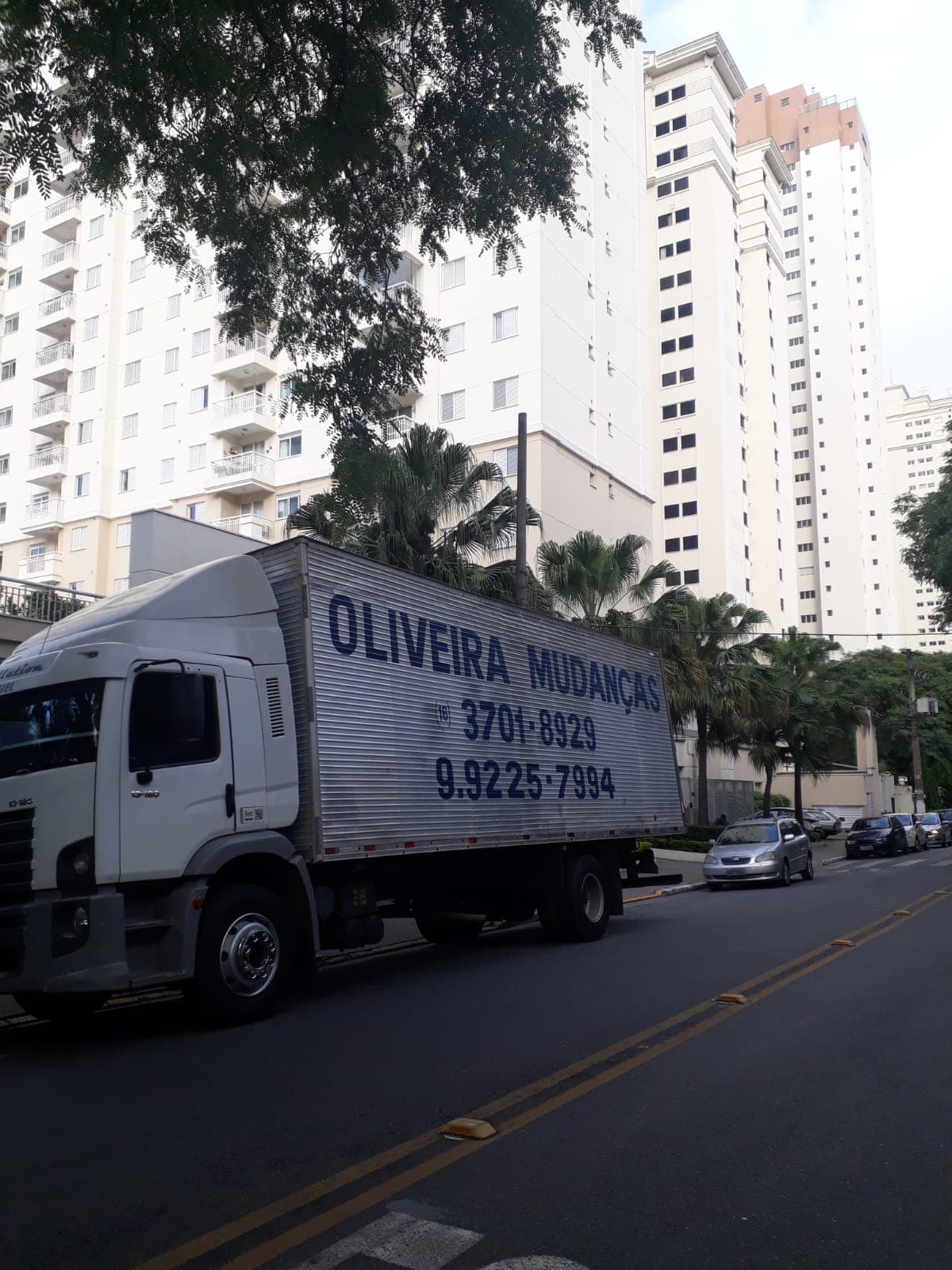 Caminhão e frota Oliveira Mudanças em operação